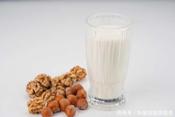 配资炒股交易网站 骨质疏松与缺钙有关？医生：常喝牛奶补钙，不如常做3事更有效